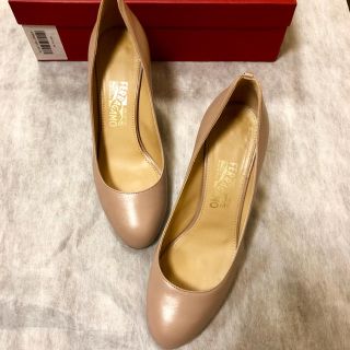 ちませんが Ferragamo - フェラガモ ピンクベージュ パンプスの通販 by