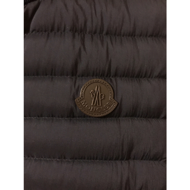 MONCLER(モンクレール)の[ミスターサタン専用]正規品モンクレール　ダウンベスト　希少黒ワッペン メンズのトップス(ベスト)の商品写真