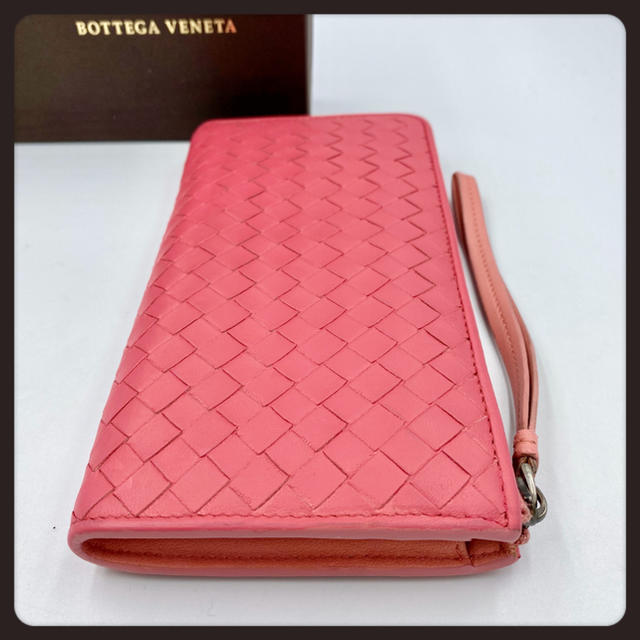 Bottega Veneta(ボッテガヴェネタ)の【美品】ボッテガヴェネタ／長財布／L字ファスナー／ストラップ付き／サーモンピンク レディースのファッション小物(財布)の商品写真