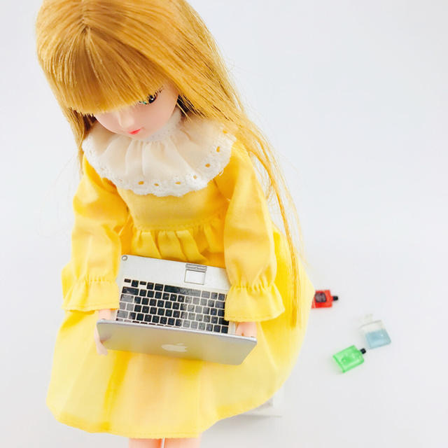 リカちゃん 1/6ドール ノートパソコン ミニチュア シルバー ハンドメイドのおもちゃ(ミニチュア)の商品写真