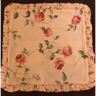 ローラアシュレイ(LAURA ASHLEY)のローラアシュレイ ❤️【新品】薔薇のクッションカバー(クッションカバー)