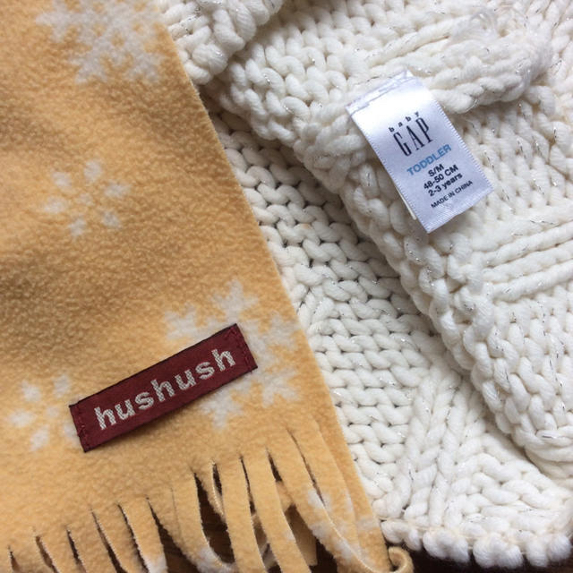 babyGAP(ベビーギャップ)のGAPニット帽子＆HusHusHマフラー2点セット☆2.3歳用♪ キッズ/ベビー/マタニティのこども用ファッション小物(帽子)の商品写真