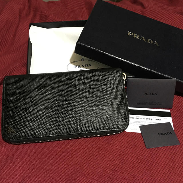 PRADA 長財布