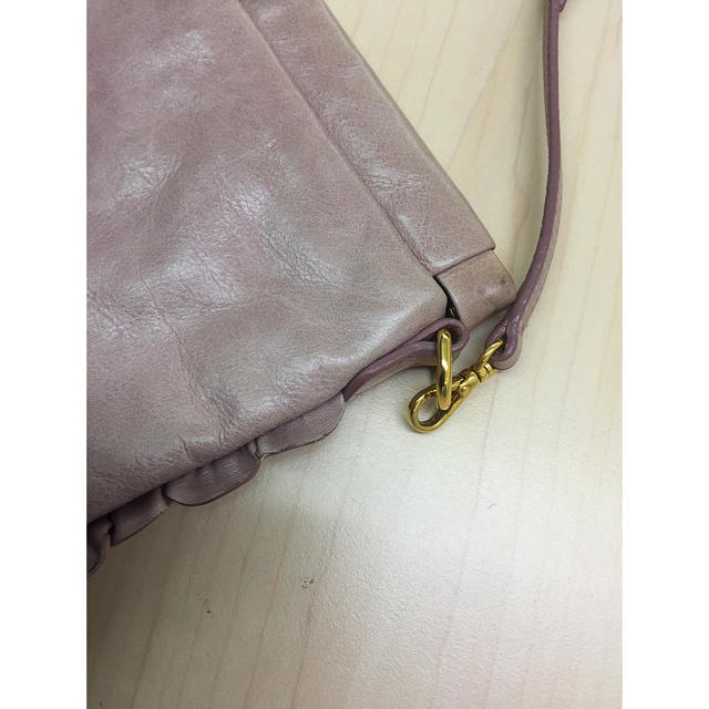miumiu(ミュウミュウ)のmiumiu 斜めがけフリル ショルダーバッグ  くすみピンク ミュウミュウ レディースのバッグ(ショルダーバッグ)の商品写真