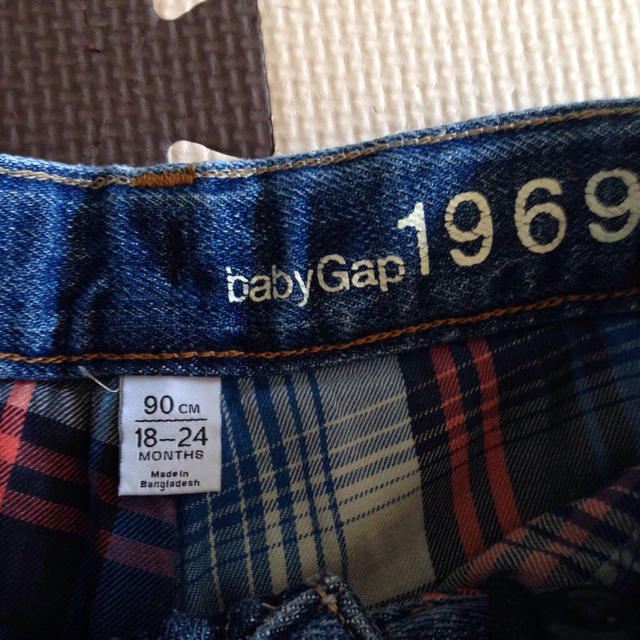 babyGAP(ベビーギャップ)のクラッシュジーンズ90 キッズ/ベビー/マタニティのキッズ服男の子用(90cm~)(パンツ/スパッツ)の商品写真