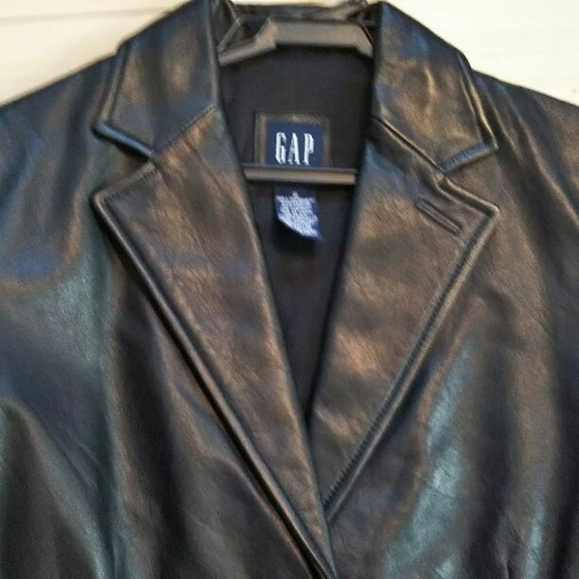 GAP(ギャップ)のぽよみ様専用GAP 黒の本革 レザージャケット Sサイズ レディースのジャケット/アウター(テーラードジャケット)の商品写真