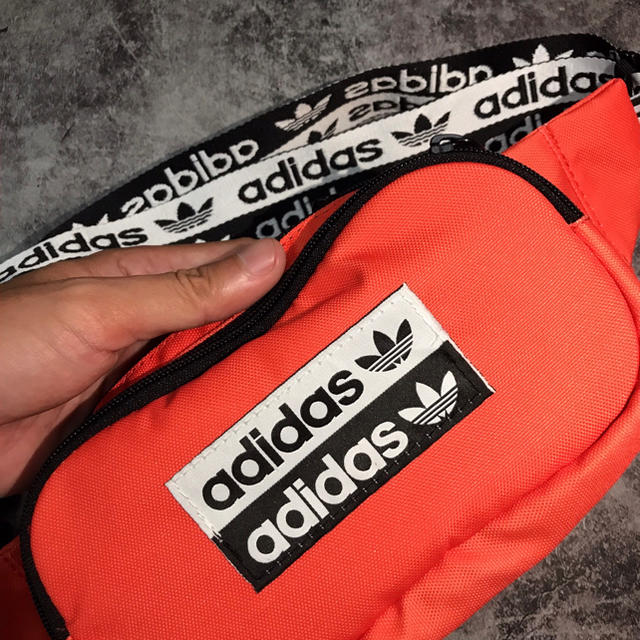 adidas(アディダス)のAdidas アディダス オリジナルス クロスボディバッグ レディースのバッグ(ボディバッグ/ウエストポーチ)の商品写真