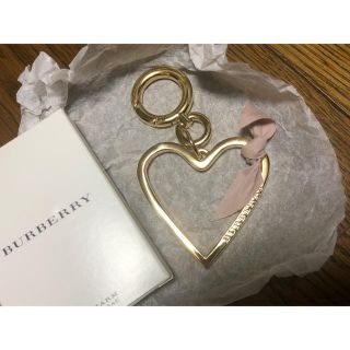 バーバリー(BURBERRY)のBURBERRY ハート型チャーム［箱付き］(チャーム)