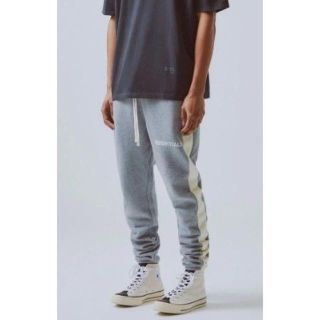 フィアオブゴッド(FEAR OF GOD)のＳサイズ ESSENTIALS サイドストライプスウェットパンツ グレー(その他)