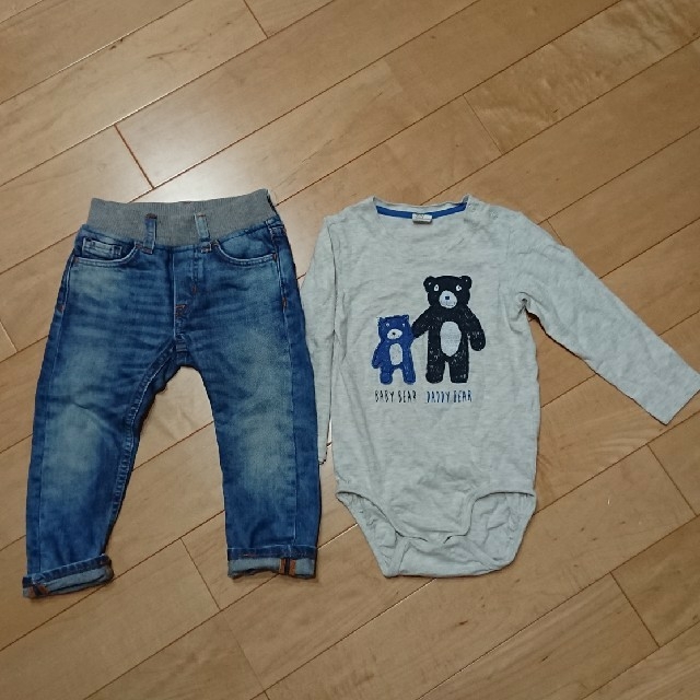 H&M(エイチアンドエム)のH&Mベビー長袖ロンパースデニムセット90㎝男の子 キッズ/ベビー/マタニティのキッズ服男の子用(90cm~)(Tシャツ/カットソー)の商品写真