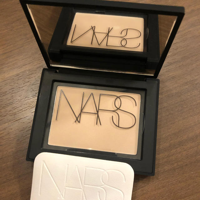 NARS(ナーズ)のanan様専用。NARSソフトベルベットプレストパウダー コスメ/美容のベースメイク/化粧品(フェイスパウダー)の商品写真