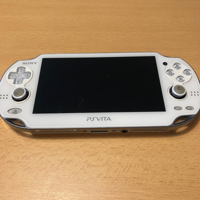 PlayStation Vita(プレイステーションヴィータ)のPSVITA PCH-1000 本体　充電器 エンタメ/ホビーのゲームソフト/ゲーム機本体(携帯用ゲーム機本体)の商品写真