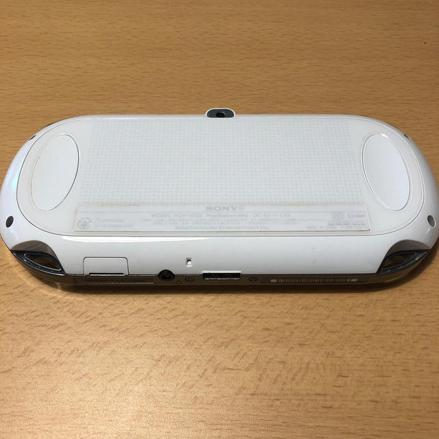 PlayStation Vita(プレイステーションヴィータ)のPSVITA PCH-1000 本体　充電器 エンタメ/ホビーのゲームソフト/ゲーム機本体(携帯用ゲーム機本体)の商品写真