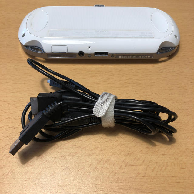 PlayStation Vita(プレイステーションヴィータ)のPSVITA PCH-1000 本体　充電器 エンタメ/ホビーのゲームソフト/ゲーム機本体(携帯用ゲーム機本体)の商品写真