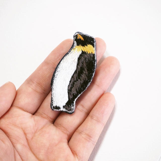 【受注製作】皇帝ペンギンの手刺繍ブローチ  ハンドメイドのアクセサリー(コサージュ/ブローチ)の商品写真