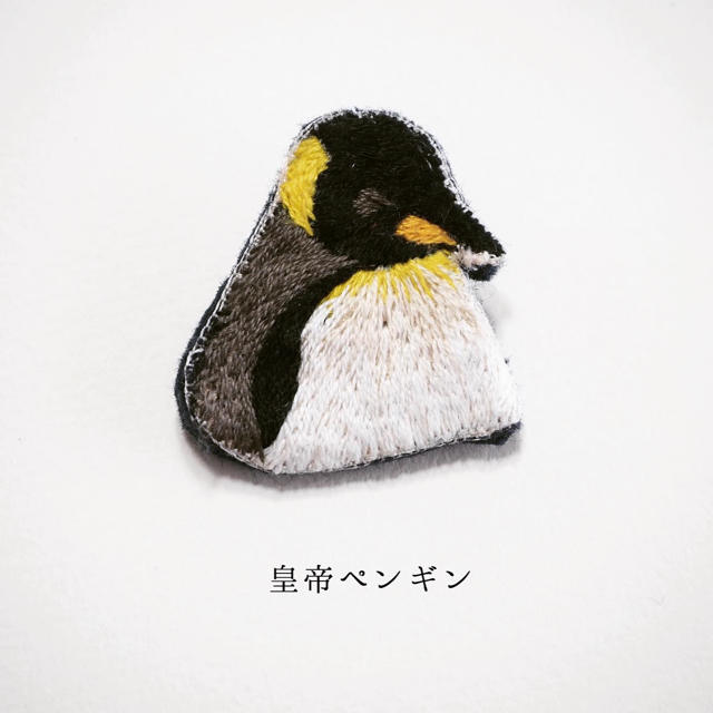 【受注製作】居眠り皇帝ペンギン刺繍ブローチ ハンドメイドのアクセサリー(コサージュ/ブローチ)の商品写真