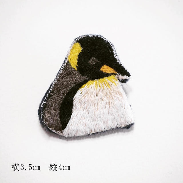 【受注製作】居眠り皇帝ペンギン刺繍ブローチ ハンドメイドのアクセサリー(コサージュ/ブローチ)の商品写真