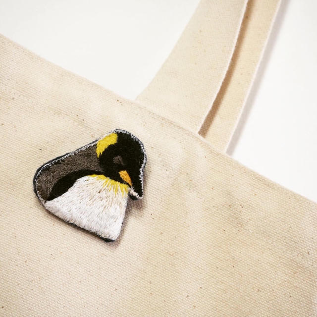 【受注製作】居眠り皇帝ペンギン刺繍ブローチ ハンドメイドのアクセサリー(コサージュ/ブローチ)の商品写真