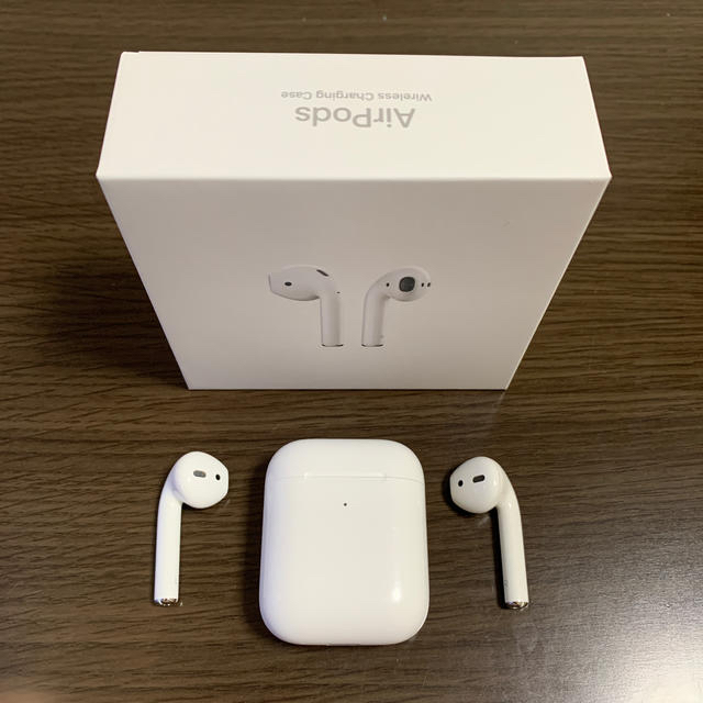 Apple(アップル)のApple AirPods with Wireless Charging Cas スマホ/家電/カメラのオーディオ機器(ヘッドフォン/イヤフォン)の商品写真