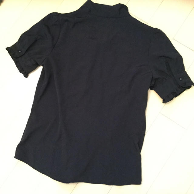パーティーシーズンなどに重宝するエレガントな黒のボータイブラウス レディースのトップス(シャツ/ブラウス(半袖/袖なし))の商品写真