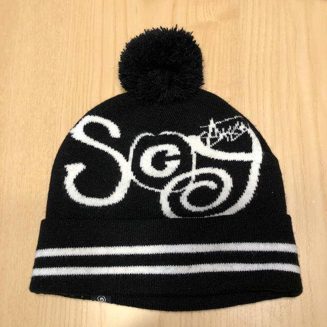 STUSSY(ステューシー)の値下げ！STUSSYステューシー★ロゴニット帽★ブラック★ビーニー レディースの帽子(ニット帽/ビーニー)の商品写真