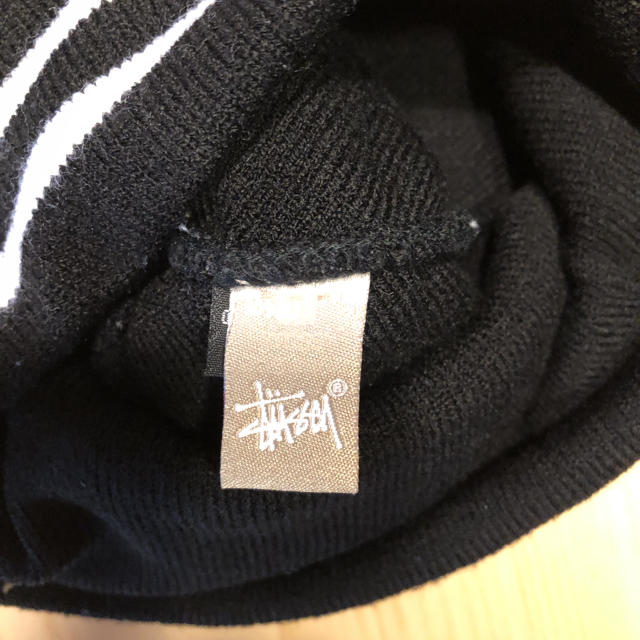 STUSSY(ステューシー)の値下げ！STUSSYステューシー★ロゴニット帽★ブラック★ビーニー レディースの帽子(ニット帽/ビーニー)の商品写真