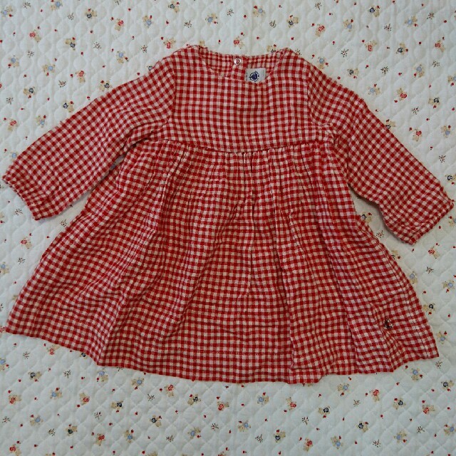 PETIT BATEAU(プチバトー)のプチバトー  赤ギンガムチェック ワンピース 18m 81cm キッズ/ベビー/マタニティのベビー服(~85cm)(ワンピース)の商品写真