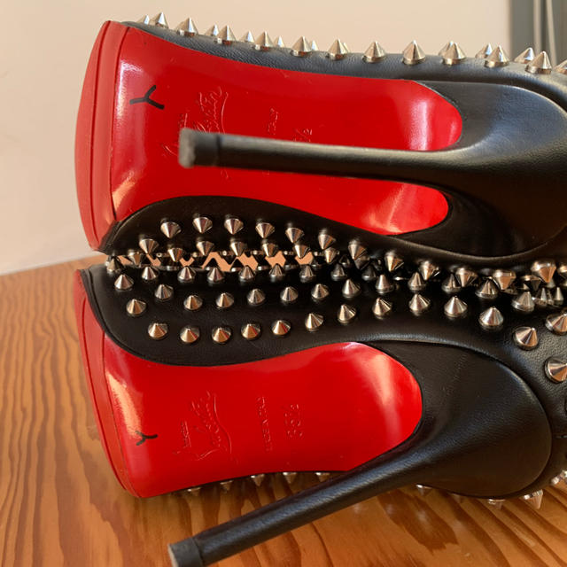 Christian Louboutin(クリスチャンルブタン)の美品　クリスチャンルブタン　ショートブーツ レディースの靴/シューズ(ブーツ)の商品写真