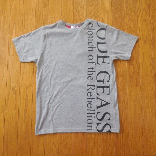 しまむら(シマムラ)のコードギアス 灰色Tシャツ メンズSサイズ 缶バッジ付き メンズのトップス(Tシャツ/カットソー(半袖/袖なし))の商品写真