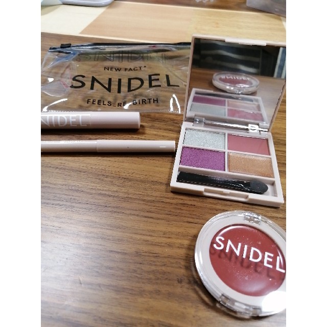 SNIDEL(スナイデル)のスナイデル　アイシャドウ　チーク　口紅　マスカラ　アイライナー コスメ/美容のキット/セット(コフレ/メイクアップセット)の商品写真