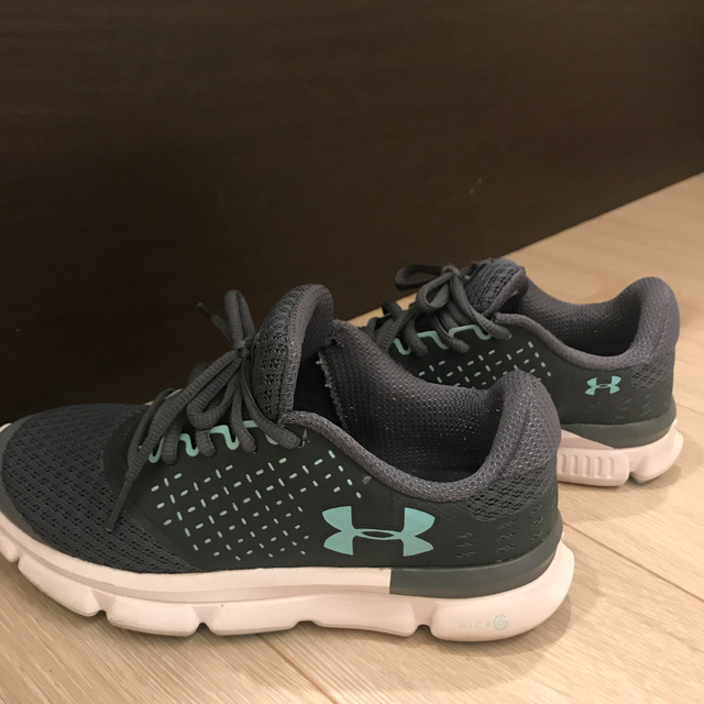 UNDER ARMOUR(アンダーアーマー)のUNDER ARMOUR スニーカー 23cm レディースの靴/シューズ(スニーカー)の商品写真