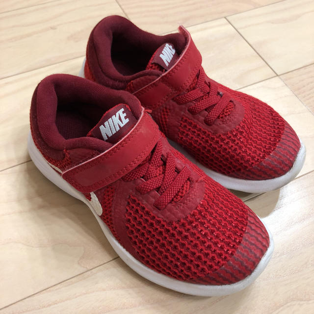 NIKE(ナイキ)の美品★ ナイキ★ NIKE スニーカー 17cm レッド 赤 記名なし キッズ/ベビー/マタニティのキッズ靴/シューズ(15cm~)(スニーカー)の商品写真