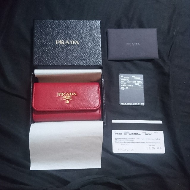 PRADA(プラダ)のお値下げ！PRADA サフィアーノ キーケース 赤 レディースのファッション小物(キーケース)の商品写真