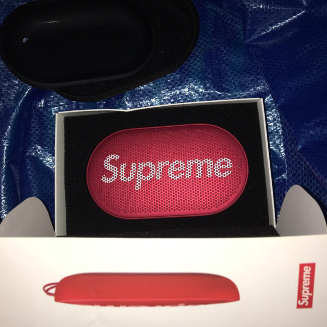 Supreme(シュプリーム)のSupreme B&O P2 Wireless Speaker Red  スマホ/家電/カメラのオーディオ機器(スピーカー)の商品写真