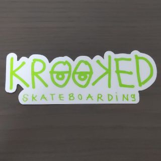 クルキッド(KROOKED)の「縦5.7cm横15.3cm」ＫＲＯＯＫＥＤ ステッカー(スケートボード)