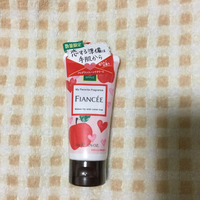 FIANCEE(フィアンセ)の【新品未使用】フィアンセ 数量限定 ハンドクリーム 恋りんごの香り コスメ/美容のボディケア(ハンドクリーム)の商品写真