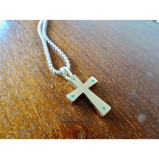 仁尾彫金『四つ星エメラルドフラットゴールドクロス』ハンドメイド143b(ネックレス)