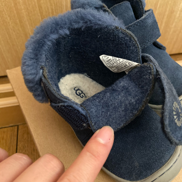 UGG(アグ)のUGG ムートンブーツ　13.5 ネイビー キッズ/ベビー/マタニティのベビー靴/シューズ(~14cm)(ブーツ)の商品写真