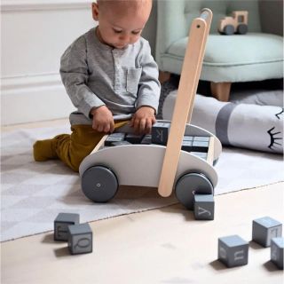 ブリオ(BRIO)の期間限定値下げ 新品 STOY ストイ アルファベットブロック 手押し車セット(手押し車/カタカタ)