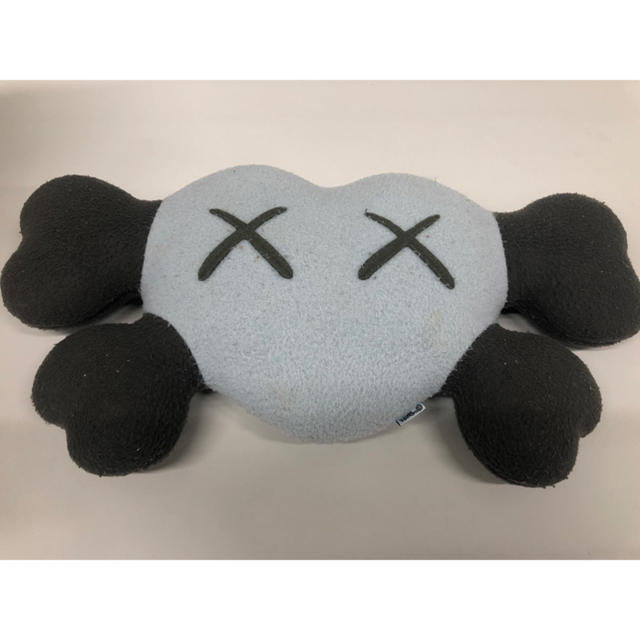 A BATHING APE(アベイシングエイプ)のHECTIC KAWS クッション インテリア/住まい/日用品のインテリア小物(クッション)の商品写真