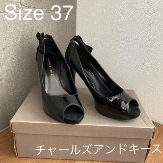 チャールズアンドキース(Charles and Keith)の【美品】バックリボンオープントウパンプス黒（Charles & Keith）(ハイヒール/パンプス)