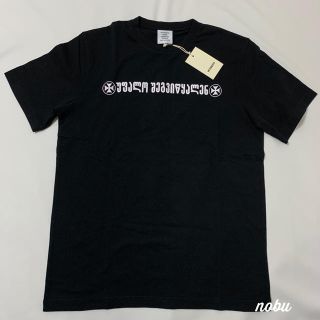 新品【 VETEMENTS 】God Save Us Tシャツ XS ヴェトモン(Tシャツ/カットソー(半袖/袖なし))