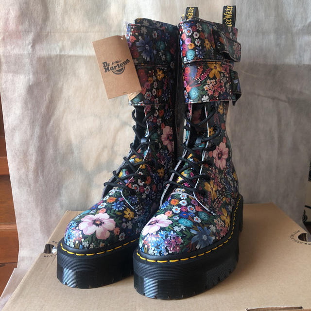 Dr.Martens(ドクターマーチン)のドクターマーチン 花柄ロングブーツ レディースの靴/シューズ(ブーツ)の商品写真