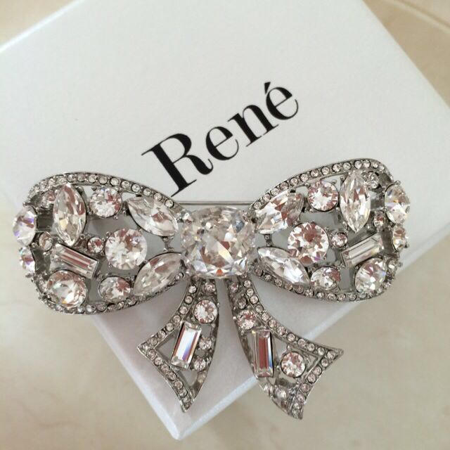 René(ルネ)のRene♡リボンブローチ レディースのアクセサリー(ブローチ/コサージュ)の商品写真