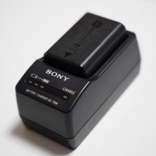 ソニー(SONY)の純正バッテリーチャージャー【BC-TRW】＋純正バッテリー【NP-FW50】(バッテリー/充電器)