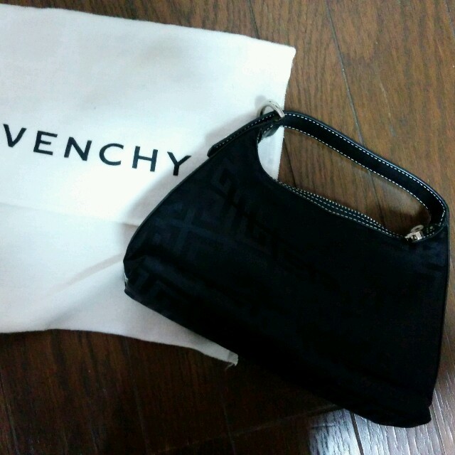 GIVENCHY(ジバンシィ)のジバンシーポーチ♡ レディースのファッション小物(ポーチ)の商品写真