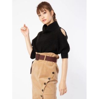 セシルマクビー(CECIL McBEE)の新品　今期　完売　セシルマクビー　オープンショルダータートルニット　ブラック(ニット/セーター)