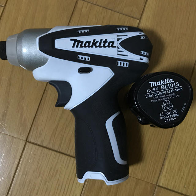 Makita(マキタ)のmakita 充電式インパクトドライバ　TD090D 10.8v スマホ/家電/カメラの生活家電(その他)の商品写真