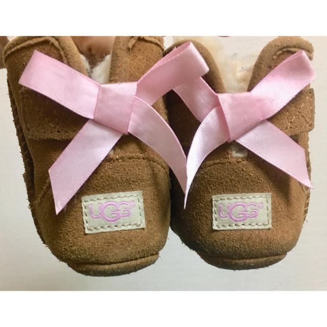 UGG(アグ)のUGG ベビー ムートンブーツ リボン キッズ/ベビー/マタニティのベビー靴/シューズ(~14cm)(ブーツ)の商品写真