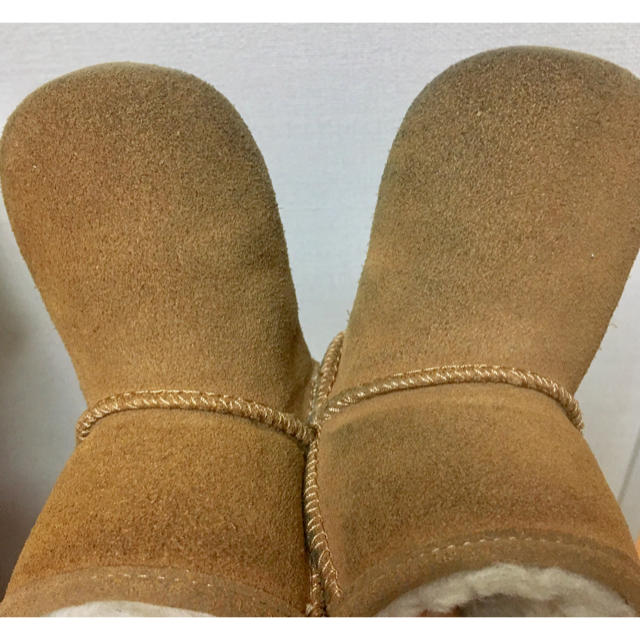 UGG(アグ)のUGG ベビー ムートンブーツ リボン キッズ/ベビー/マタニティのベビー靴/シューズ(~14cm)(ブーツ)の商品写真